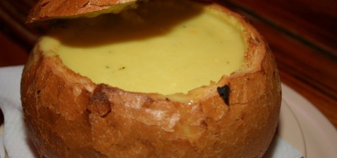 Jalapeno paprikás sajtkrémleves buciban